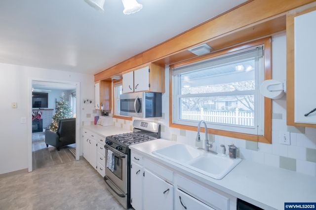 708 W High St, Stayton, OR 97383