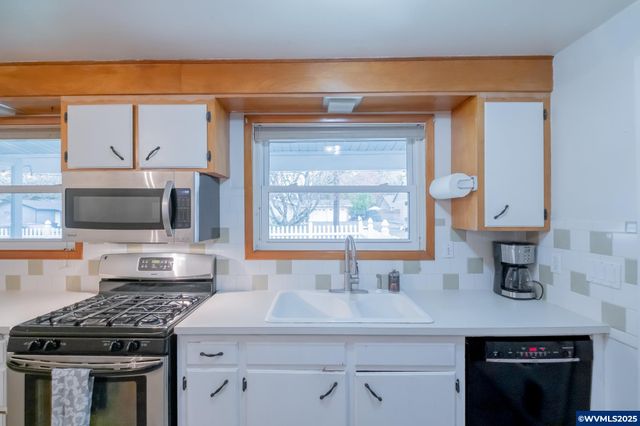 708 W High St, Stayton, OR 97383