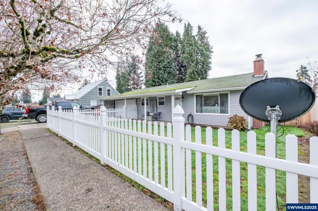 708 W High St, Stayton, OR 97383