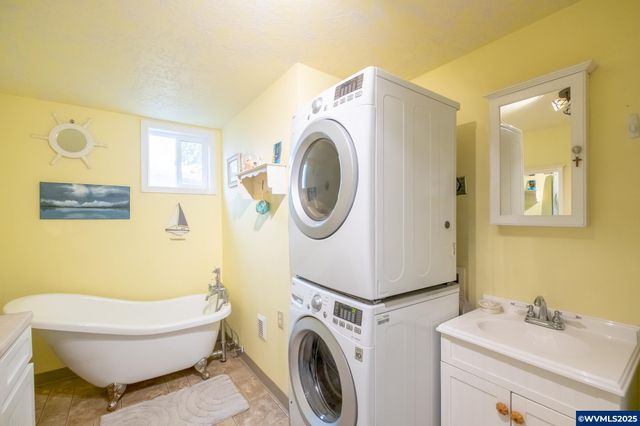 708 W High St, Stayton, OR 97383