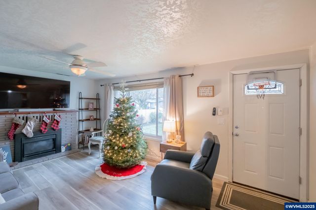 708 W High St, Stayton, OR 97383