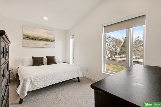 5302 Elmwood Plaza, Omaha, NE 68106