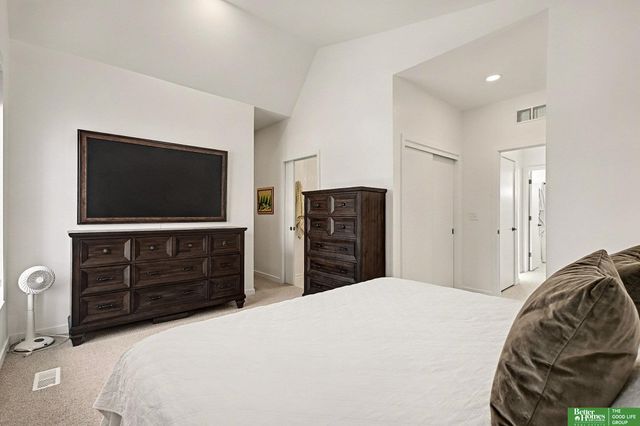 5302 Elmwood Plaza, Omaha, NE 68106