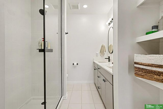 5302 Elmwood Plaza, Omaha, NE 68106