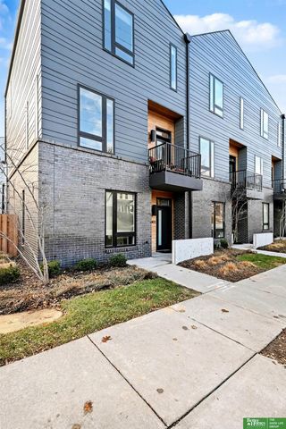 5302 Elmwood Plaza, Omaha, NE 68106