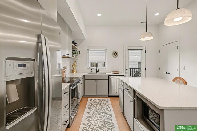 5302 Elmwood Plaza, Omaha, NE 68106