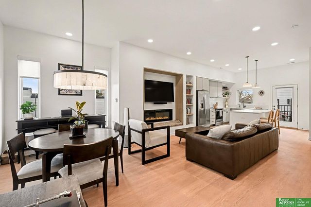 5302 Elmwood Plaza, Omaha, NE 68106