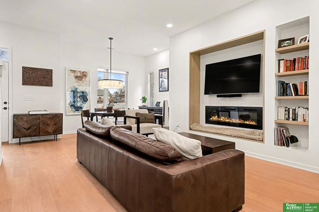 5302 Elmwood Plaza, Omaha, NE 68106