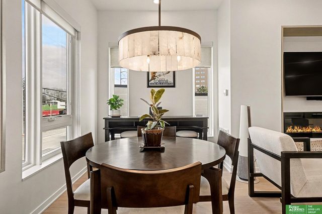 5302 Elmwood Plaza, Omaha, NE 68106