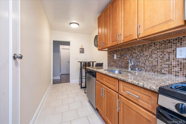 3 N. Lewis Place 3-2.4 B, Rockville Centre, NY 11570