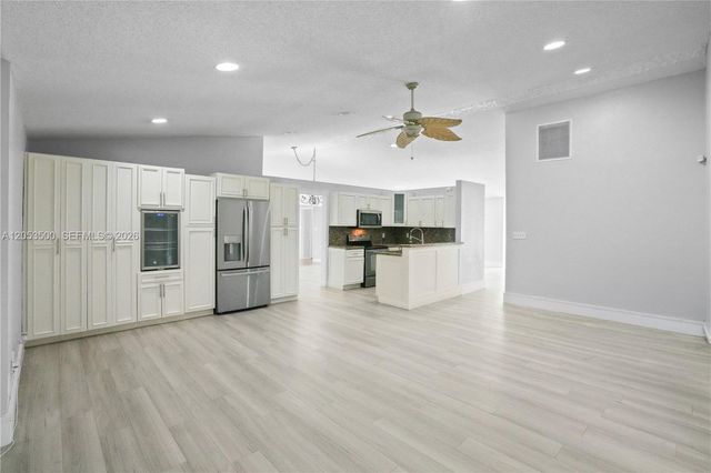 4040 NE 6th Ave, Deerfield Beach, FL 33064