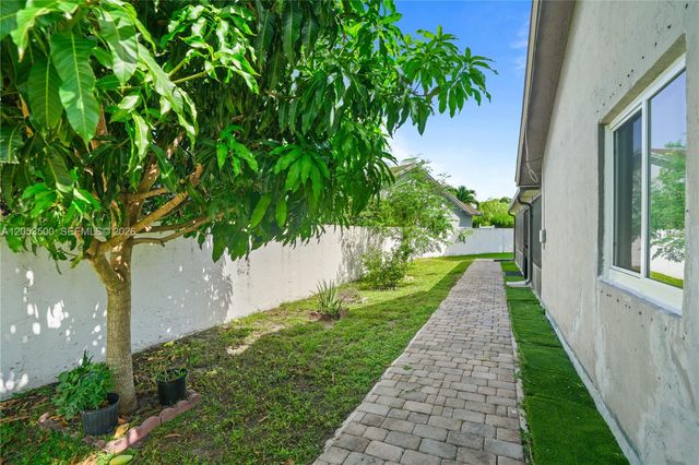 4040 NE 6th Ave, Deerfield Beach, FL 33064