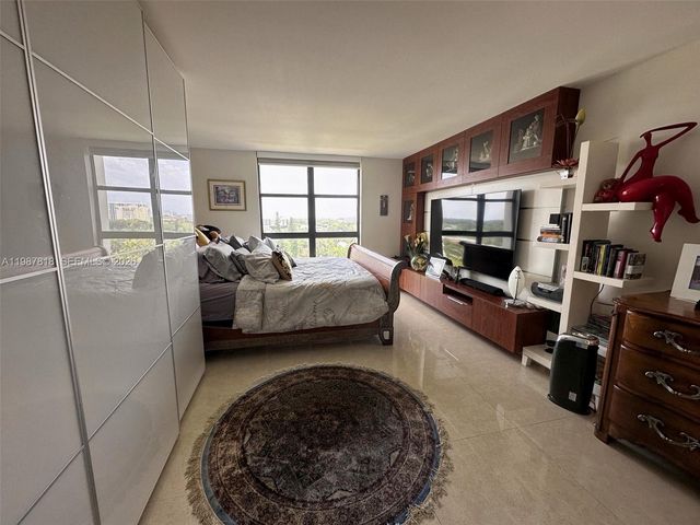 1000 Quayside Ter 1101, Miami, FL 33138