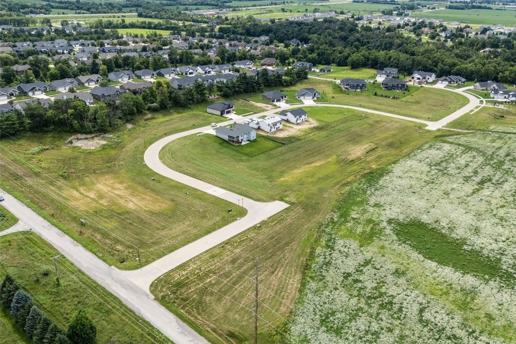 3669 Mclain Way, Hiawatha, IA 52233