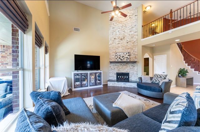 1302 Granada Court, Midlothian, TX 76065