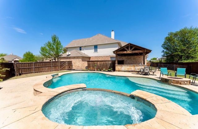 1302 Granada Court, Midlothian, TX 76065