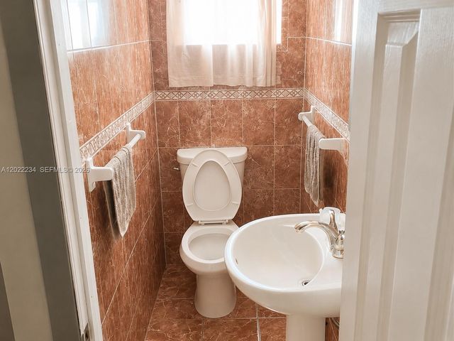 716 NW 4th St, Hallandale Beach, FL 33009