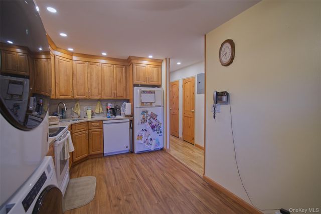 9 Farber Drive 9, West Babylon, NY 11704