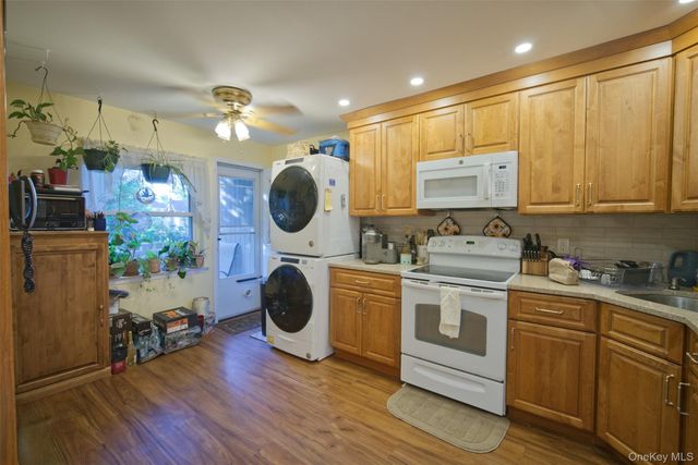 9 Farber Drive 9, West Babylon, NY 11704