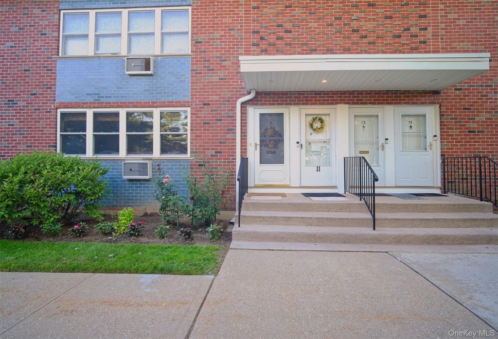 9 Farber Drive 9, West Babylon, NY 11704