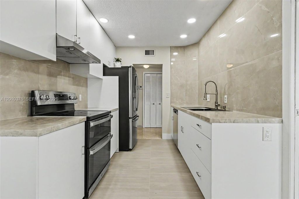 3800 Hillcrest Dr 1211, Hollywood, FL 33021