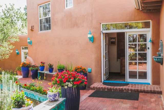 604 E Barcelona, Santa Fe, NM 87505