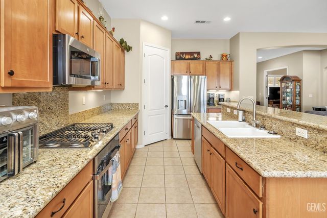 13810 Blossom Ridge Drive, Bakersfield, CA 93306