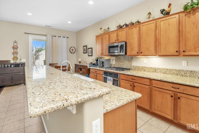 13810 Blossom Ridge Drive, Bakersfield, CA 93306