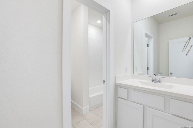 138 Red Oak, Castroville, TX 78009