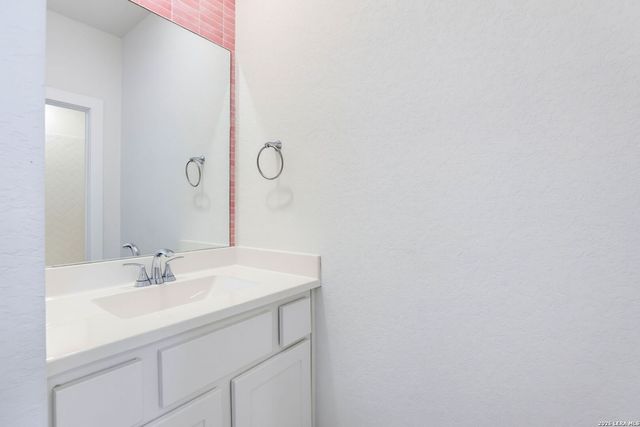 138 Red Oak, Castroville, TX 78009