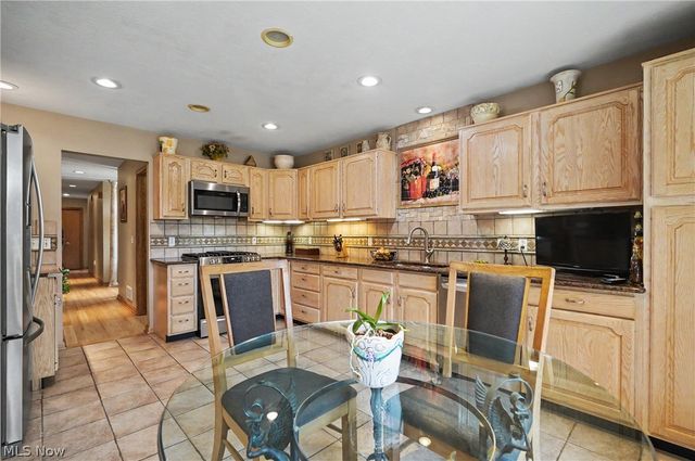 40 W Maple Drive, Seville, OH 44273