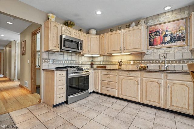 40 W Maple Drive, Seville, OH 44273