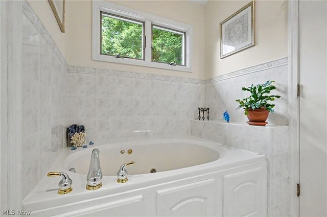40 W Maple Drive, Seville, OH 44273