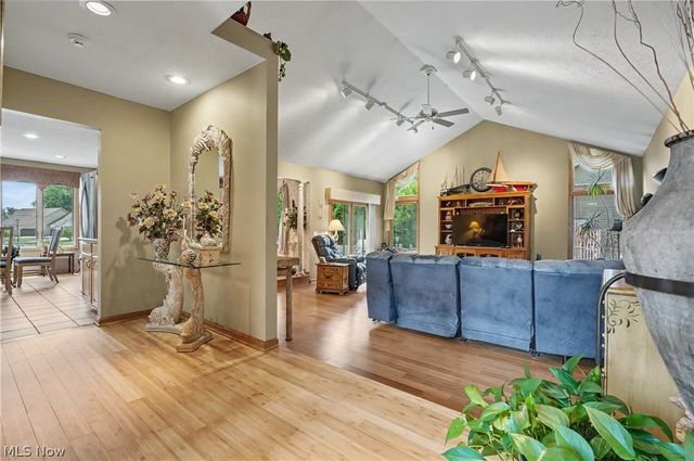 40 W Maple Drive, Seville, OH 44273