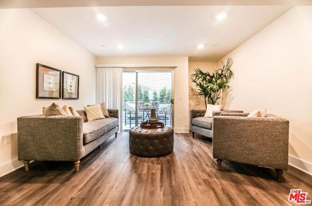 5026 Rosewood Avenue, Los Angeles, CA 90004