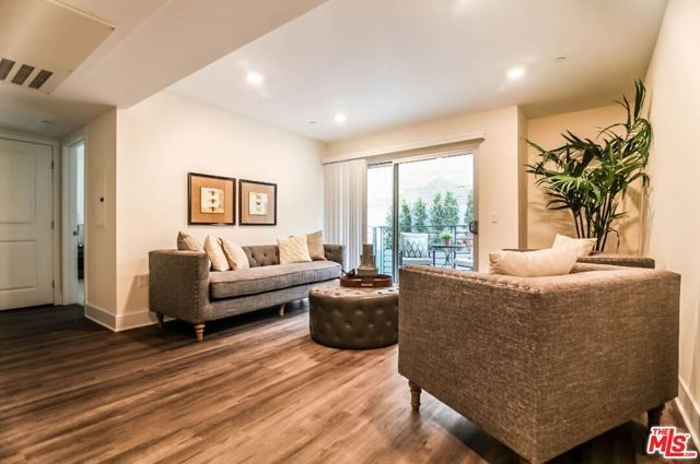 5026 Rosewood Avenue, Los Angeles, CA 90004