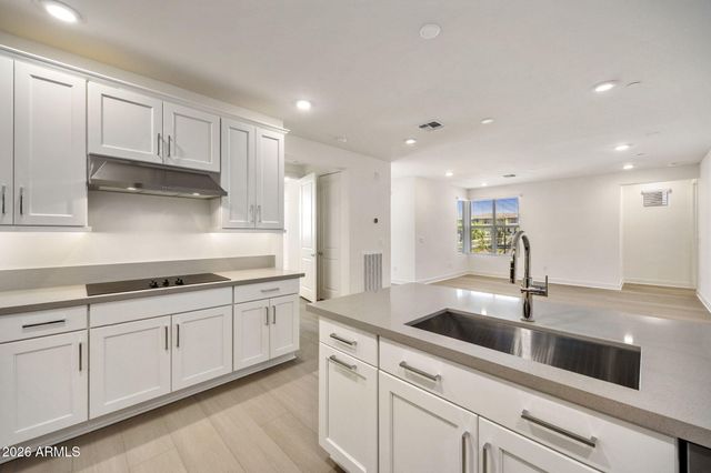 2121 W SONORAN DESERT Drive 123, Phoenix, AZ 85085