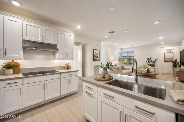 2121 W SONORAN DESERT Drive 123, Phoenix, AZ 85085