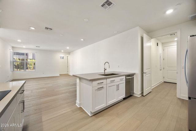 2121 W SONORAN DESERT Drive 123, Phoenix, AZ 85085