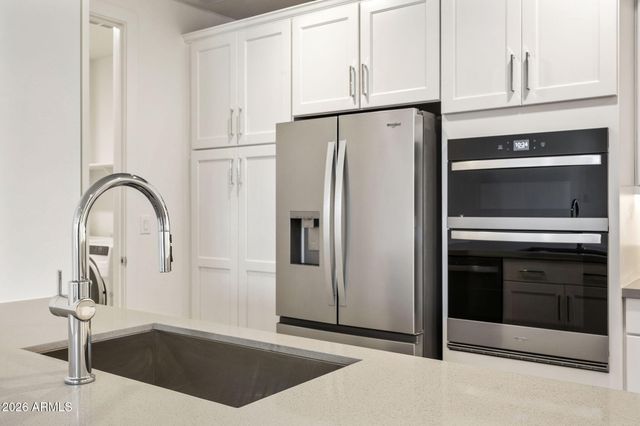 2121 W SONORAN DESERT Drive 123, Phoenix, AZ 85085