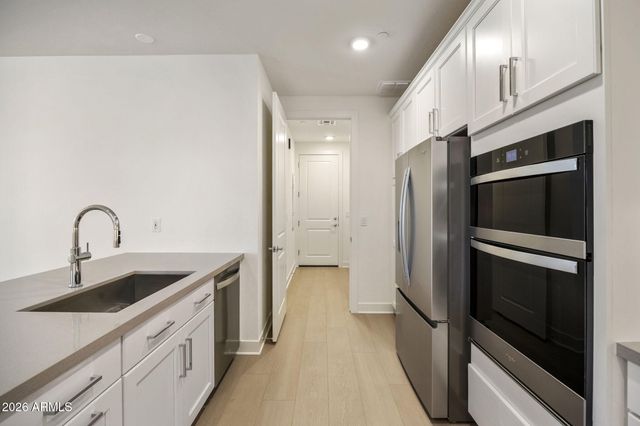 2121 W SONORAN DESERT Drive 123, Phoenix, AZ 85085