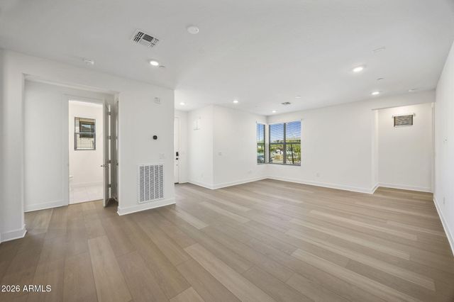 2121 W SONORAN DESERT Drive 123, Phoenix, AZ 85085