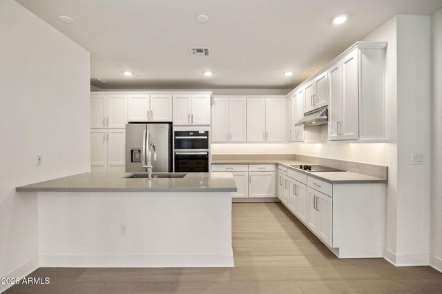 2121 W SONORAN DESERT Drive 123, Phoenix, AZ 85085