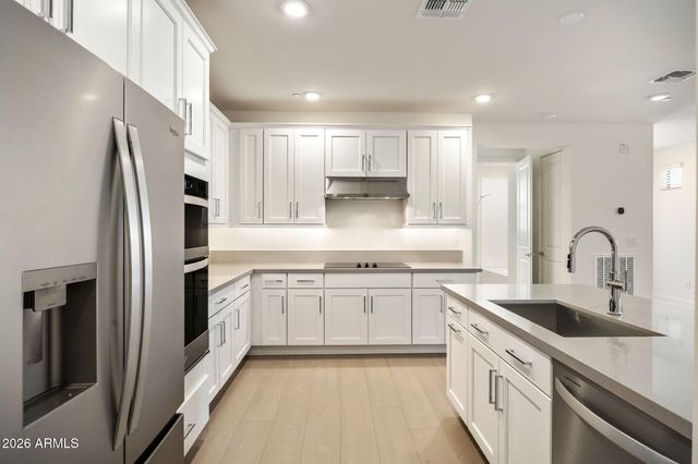 2121 W SONORAN DESERT Drive 123, Phoenix, AZ 85085