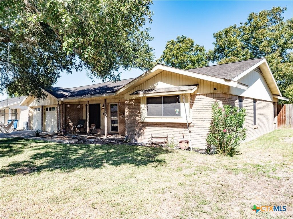 716 Westwood Drive, Port Lavaca, TX 77979