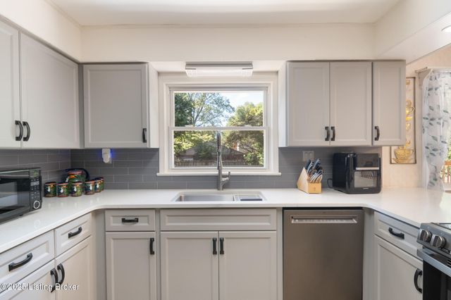 3902 Benje Way, Louisville, KY 40241