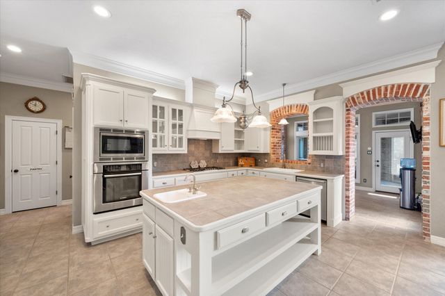 916 Amanda Drive, Mansfield, TX 76063