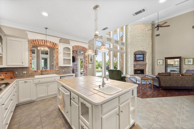 916 Amanda Drive, Mansfield, TX 76063