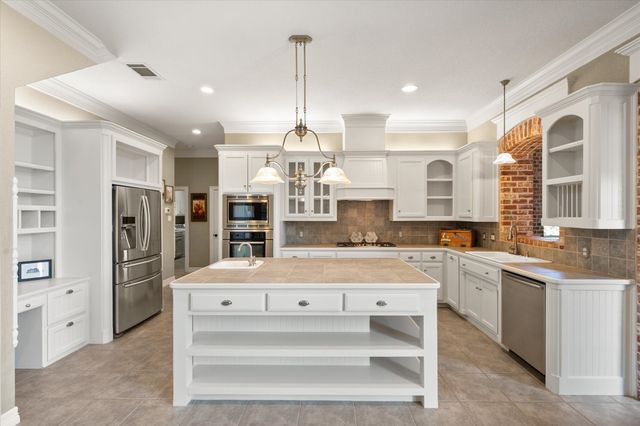 916 Amanda Drive, Mansfield, TX 76063