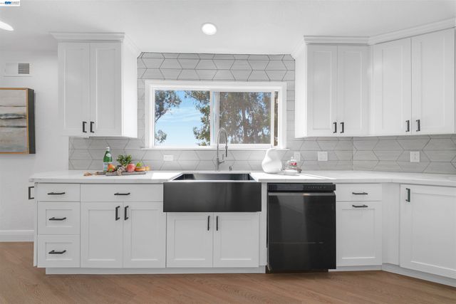 1069 Central Blvd, Hayward, CA 94542
